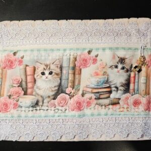 Toalha de Lavabo Gatos e Livros com Barrado Tricoline e Bordado Inglês